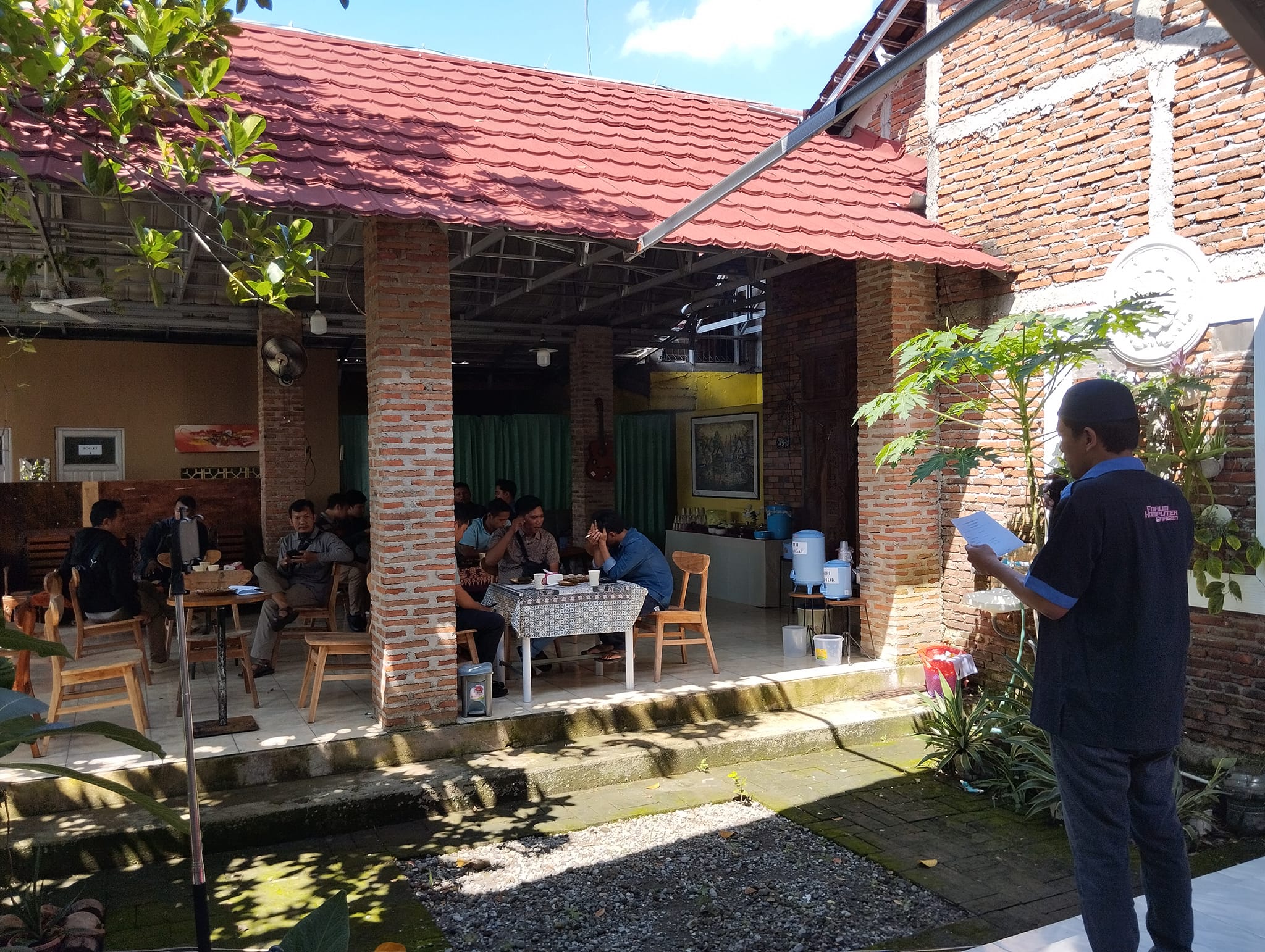 Suasana meriah acara di Ndalem kopikopi.id