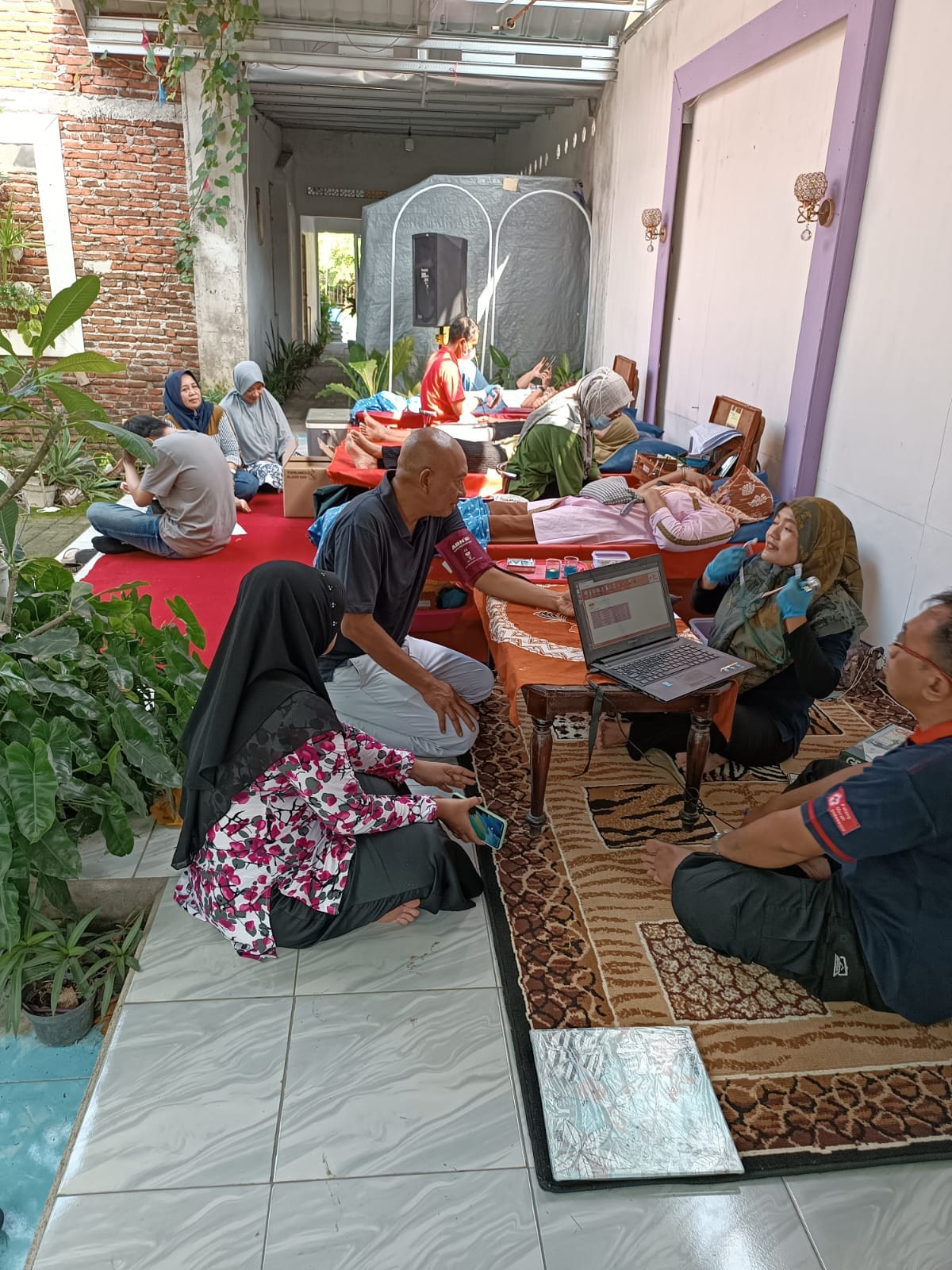 Karaoke bersama keluarga di Ndalem kopikopi.id